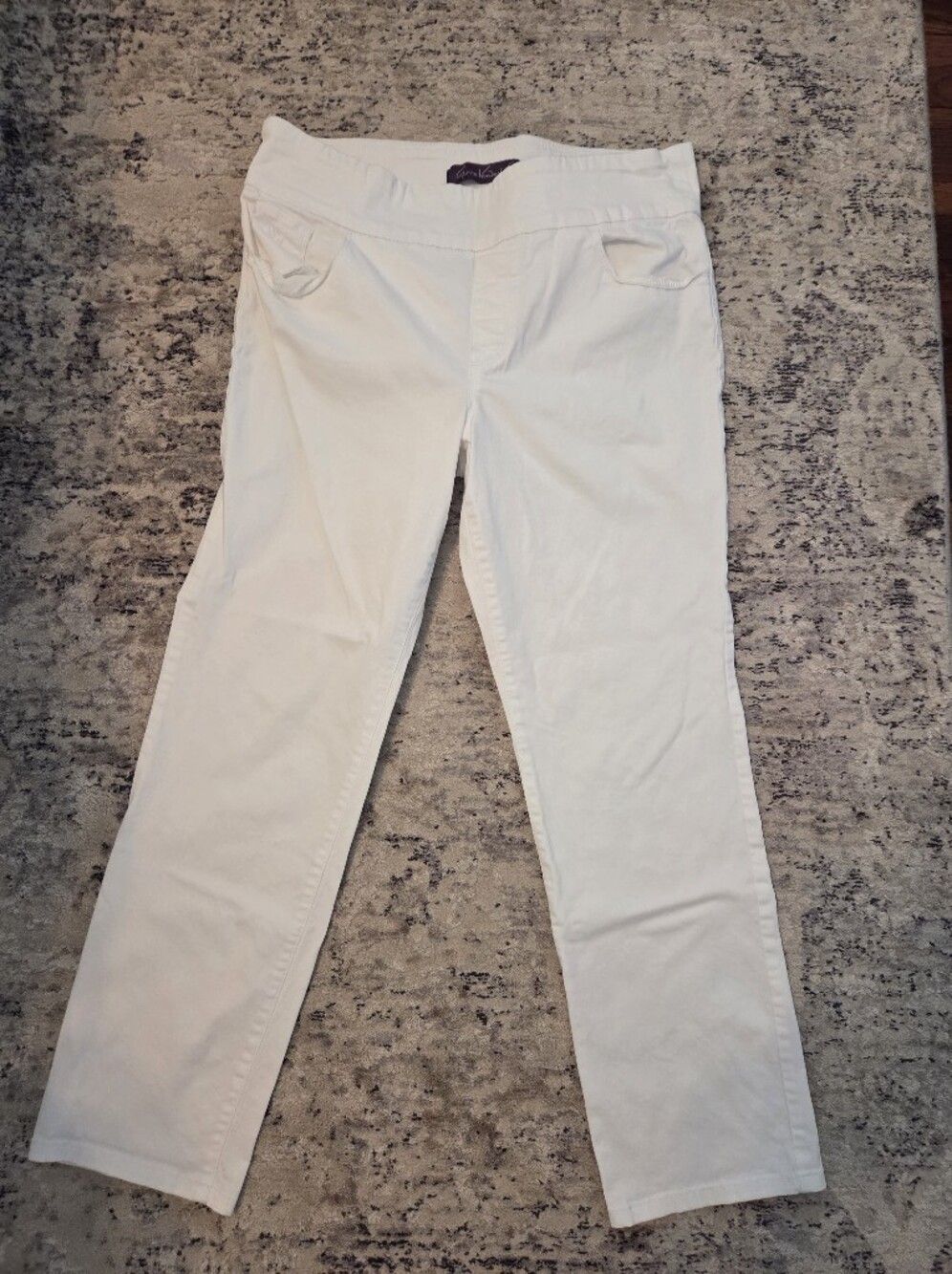 GLORIA VANDERBILT WHITE PANTS